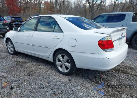 2005 Toyota Camry Xle V6 z USA, uszkodzony, nr VIN 4T1BF32KX5U616064